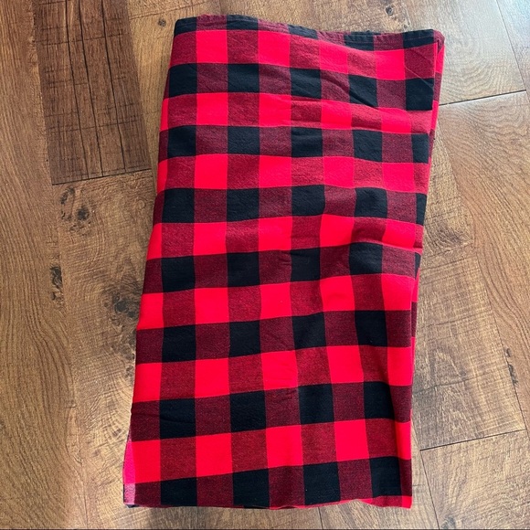 NWOT red & black checkered tablecloth - Picture 2 of 4